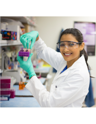 Znanstvenica v laboratoriju, z zelenimi nitrilnimi zaščitnimi rokavicami