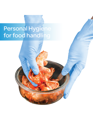 Modre nitrilne rokavice Bergamot, uporabljene za pripravo piščančjih prsi, zagotavljajoč higieno pri rokovanju s hrano