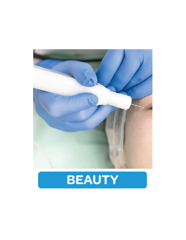 Kozmetičarka v modrih nitrilnih zaščitnih rokavicah uporablja orodje za nego obraza stranke