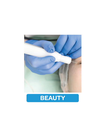 Kozmetičarka v modrih nitrilnih zaščitnih rokavicah uporablja orodje za nego obraza stranke