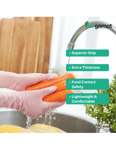 Rožnate nitrilne večnamenske rokavice Bubble Pink med uporabo za pripravo hrane.